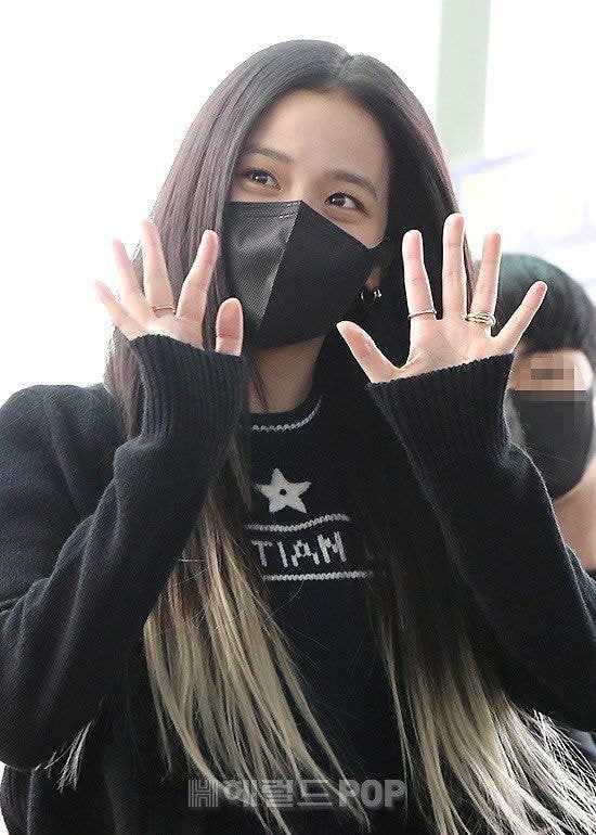 Netizens are divided over BLACKPINK Jisoo's pictures on her way to Paris