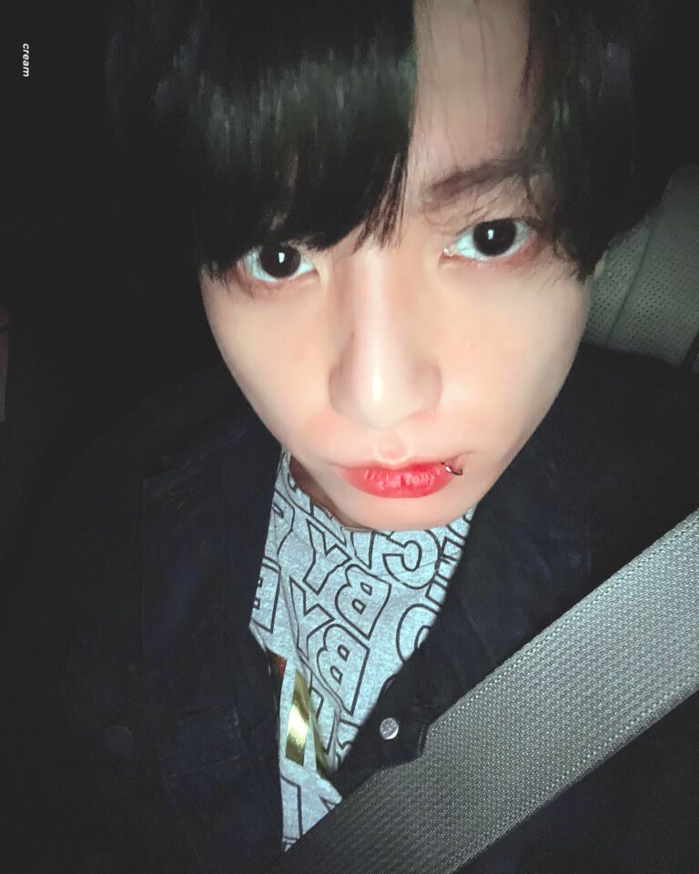 BTS Jungkook stuns netizens with selfies on his way home