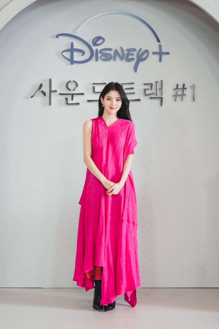 Han So Hee's outfit is weird, but her face is