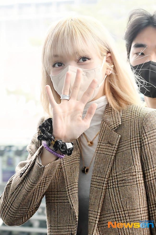 BLACKPINK Lisa stuns netizens with her departure pictures to Paris