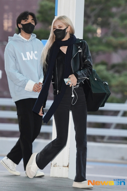 BLACKPINK Rosé reminds me of Bella at the airport today