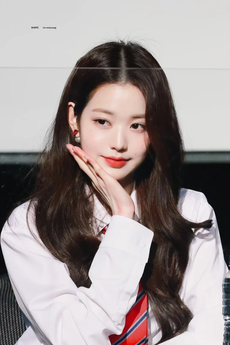 IVE Jang Wonyoung stuns netizens with her fansite pictures at the fansign