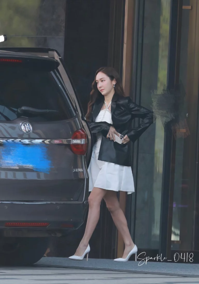 Jessica leaving hotel for the Chinese girl group survival show recording