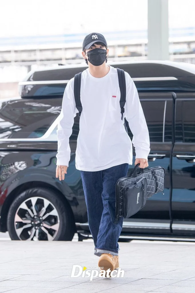Jungkook coordinated his clothes at the airport according to the bag he was  carrying😂😂
