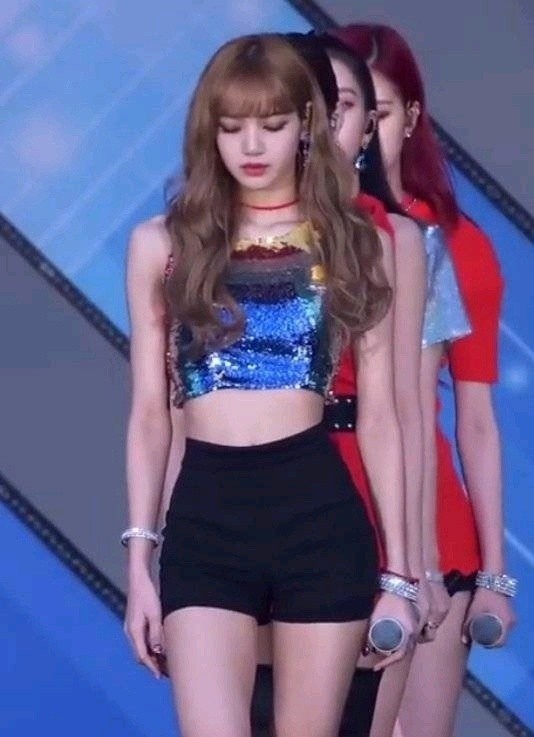 Netizens think that Lisa has the best body among female idols