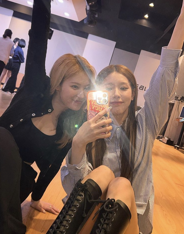 Hul what's up with Sana and Miyeon?