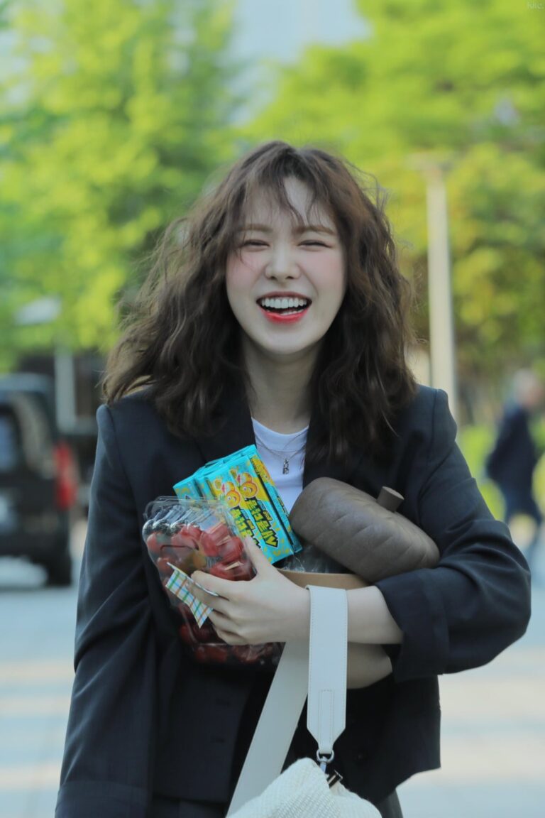 Netizens are going crazy over pictures of Wendy going to work without her mask