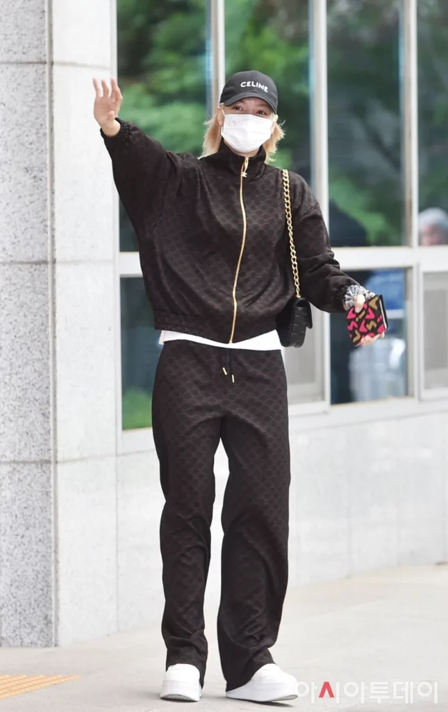 Park Bo Gum Proves To Be A True Gentleman Towards BLACKPINK's Lisa At The  CELINE Paris Fashion Show - Koreaboo