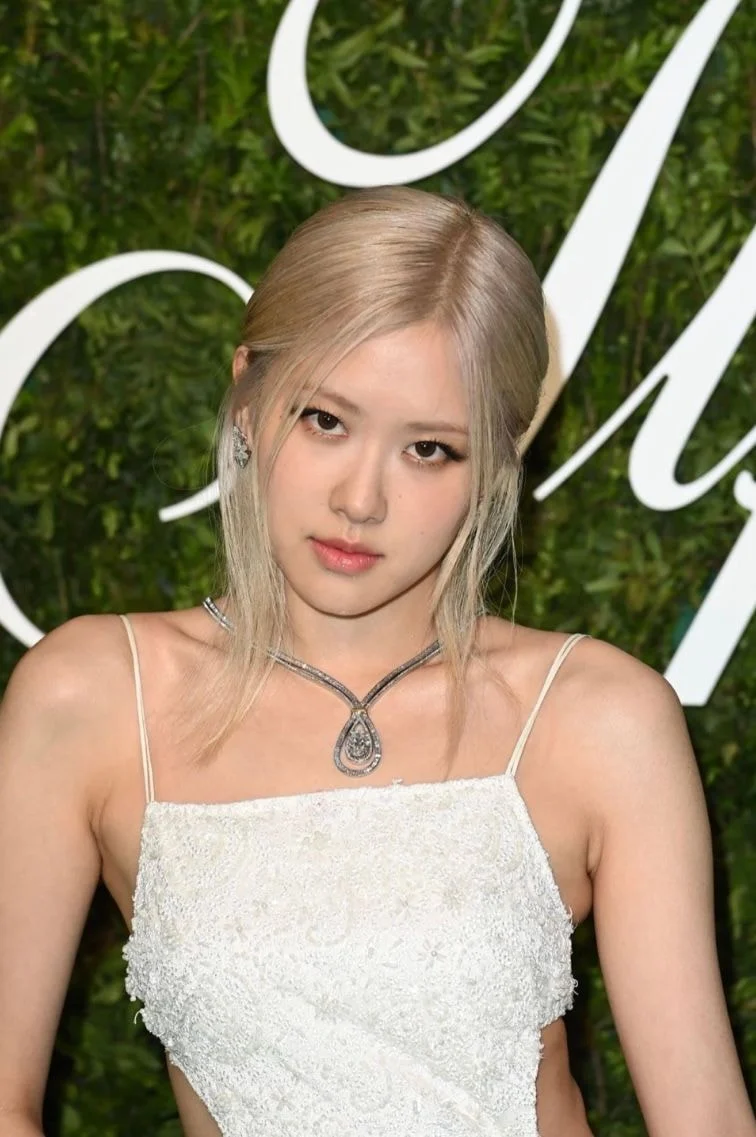 "Her outfit and poses are weird" BLACKPINK Rosé at Tiffany & Co event in London