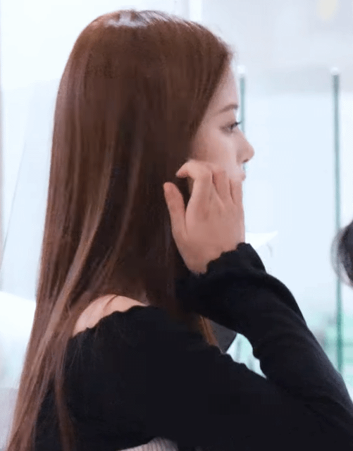 Sullyoon stuns netizens after taking off her mask