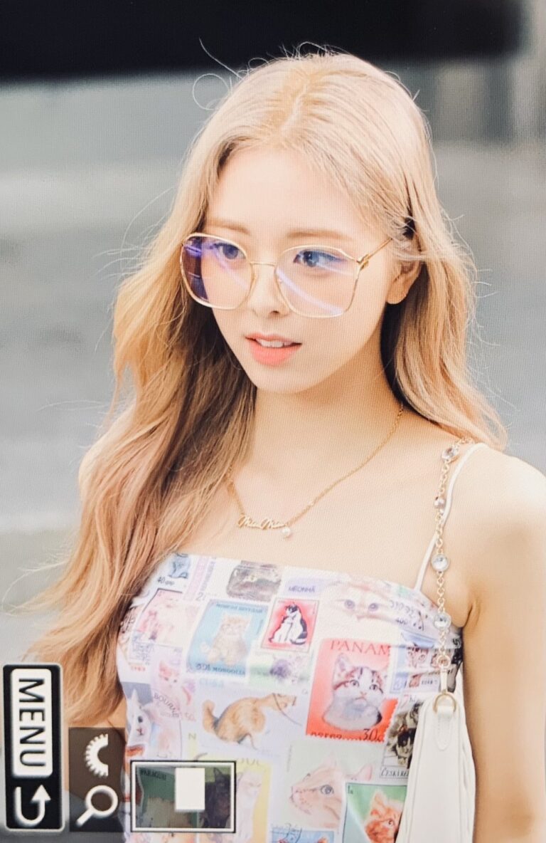 ITZY Yuna on her way to Music Bank