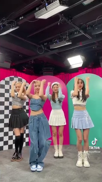 Netizens talk about JYP idols' dancing skills after watching TWICE Nayeon and ITZY do #SneakersChallenge
