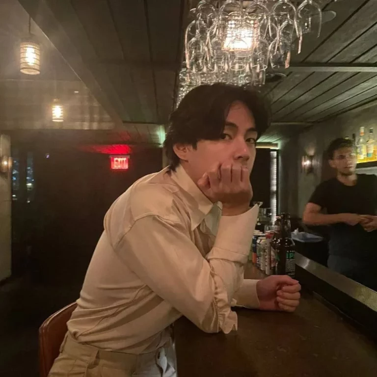 Netizens react after BTS V updates his pictures in New York