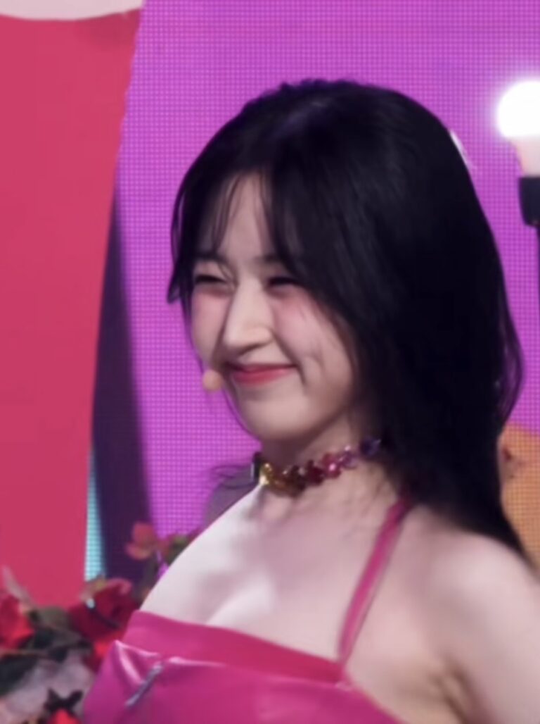 Netizens criticize NMIXX Haewon for her forced smile on stage