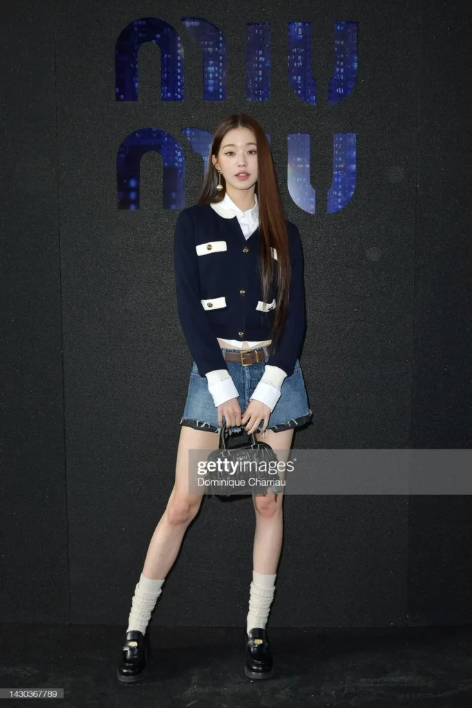 Jang Wonyoung (IVE) prend la pose lors de l'événement de FRED à Paris –  K-GEN