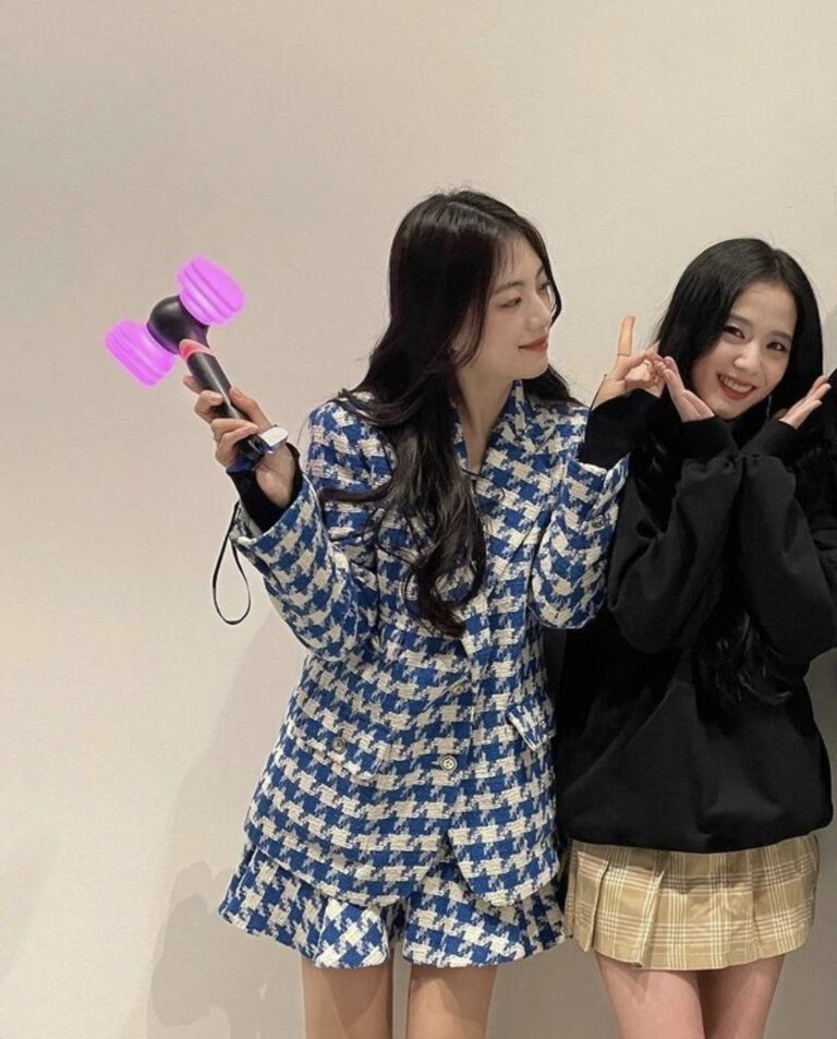 Jisoo's older sister took pictures with the BLACKPINK members