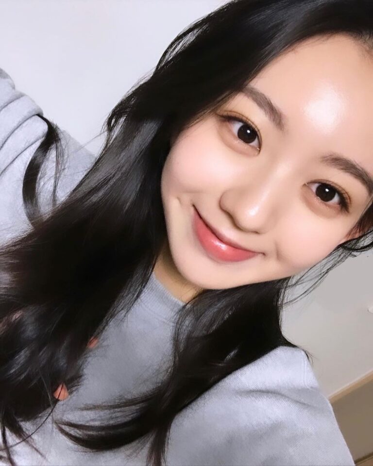 SM Rookies Lami posts selfie on Instagram and reminds people of NewJeans