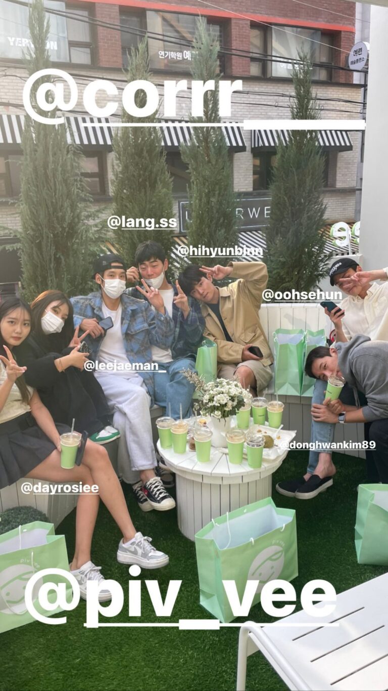 Netizens criticize EXO Sehun for hanging out with people who are known for being trash
