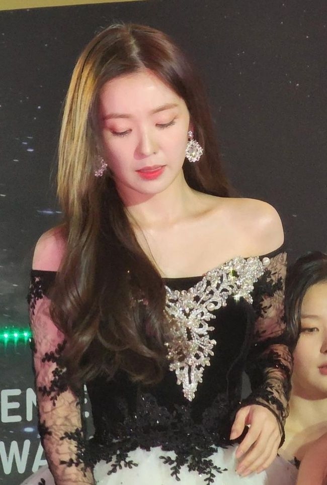 Netizens wonder if Irene is prettier than Jang Wonyoung