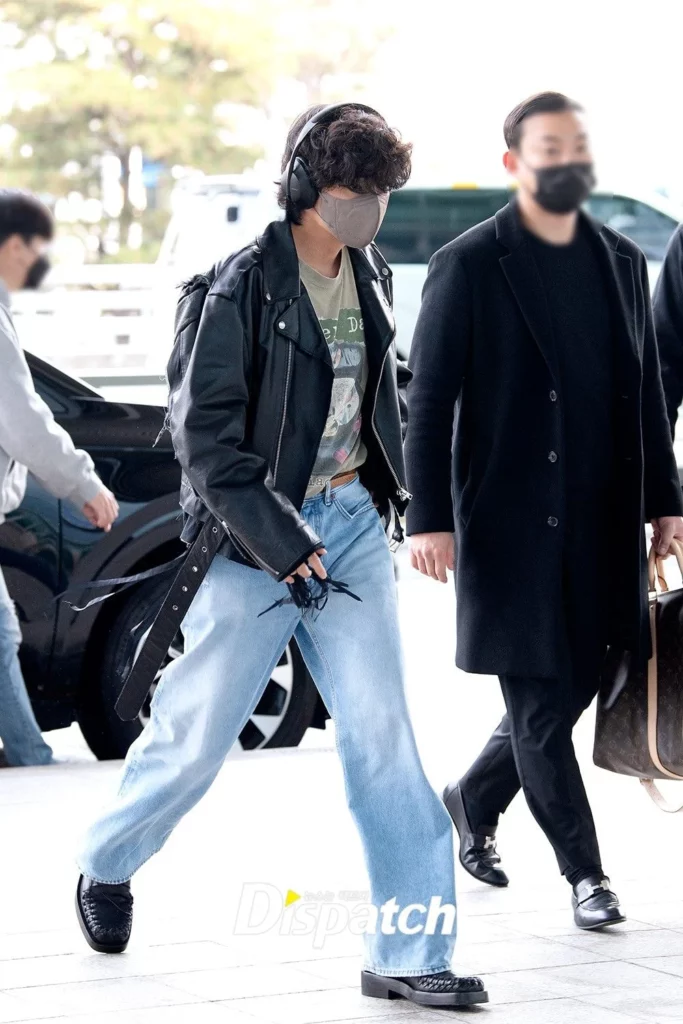 Netizens are confused after seeing BTS V’s departure pictures today ...