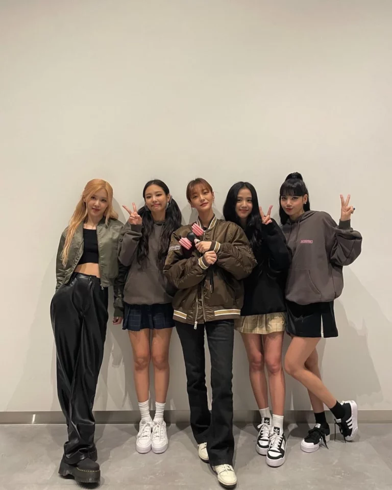 Hyeri's younger sister took pictures with the BLACKPINK members