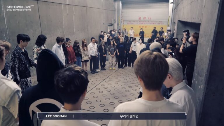 Lee Soo Man and SM artists pray together during SM concert
