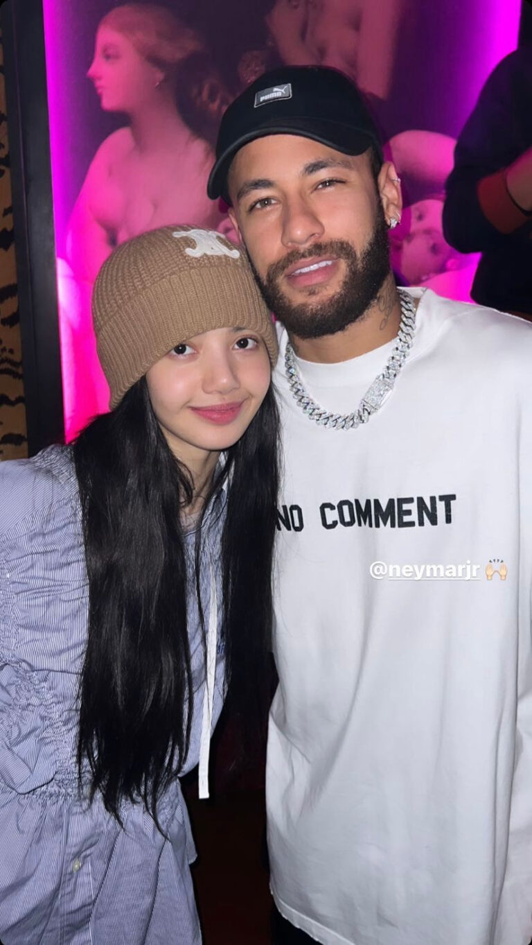 Netizens are confused when they see Lisa and Neymar taking picture together