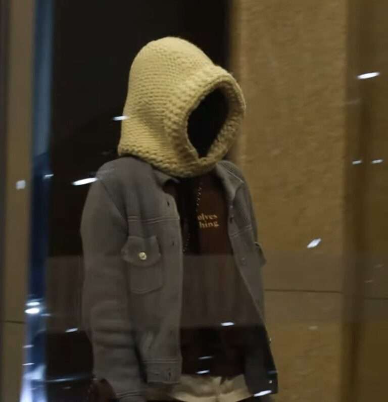 Jennie and V wear the same balaclava hats showing the airport fashion of idols these days
