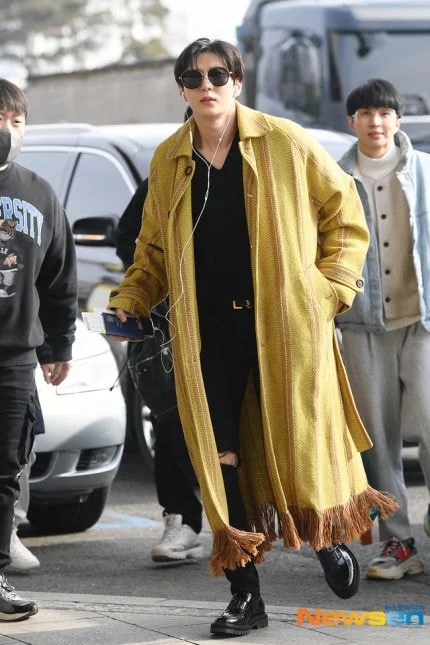 VIXX Leo 'fashionable coat as if wearing a tablecloth at grandma's house'