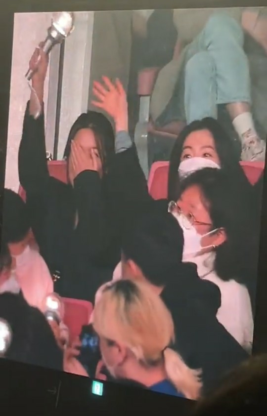 Netizens say that SM idols are family after Yeri and Irene went to Aespa's concert
