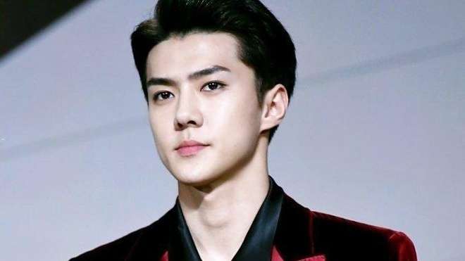 EXO's Sehun reveals that there was a woman who pretended to be his girlfriend for years