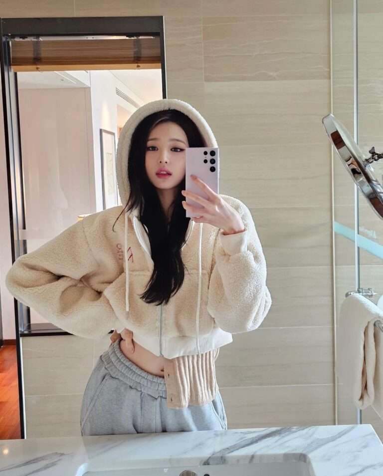 IVE Jang Wonyoung stuns netizens with her pictures on Instagram