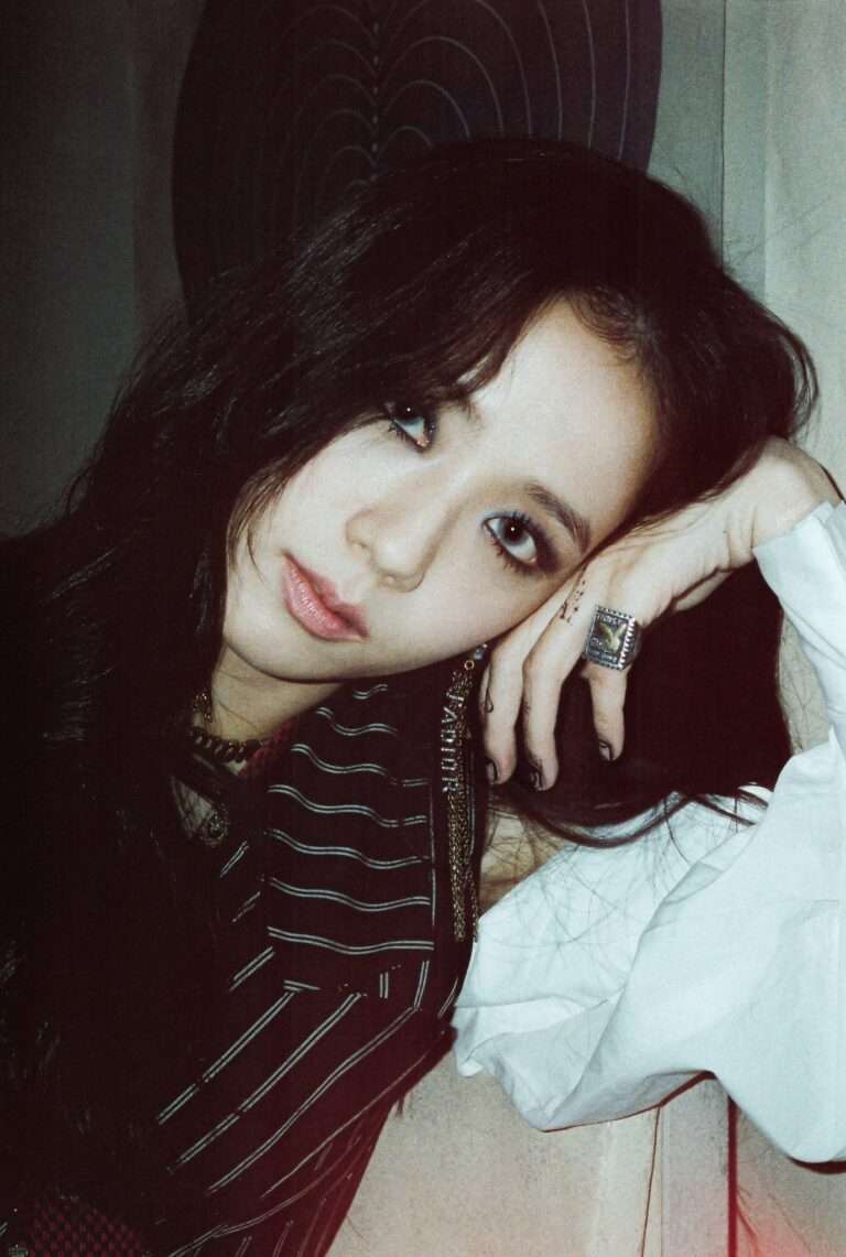 Netizens say that BLACKPINK Jisoo is pretty and innocent but she suits smokey makeup so well