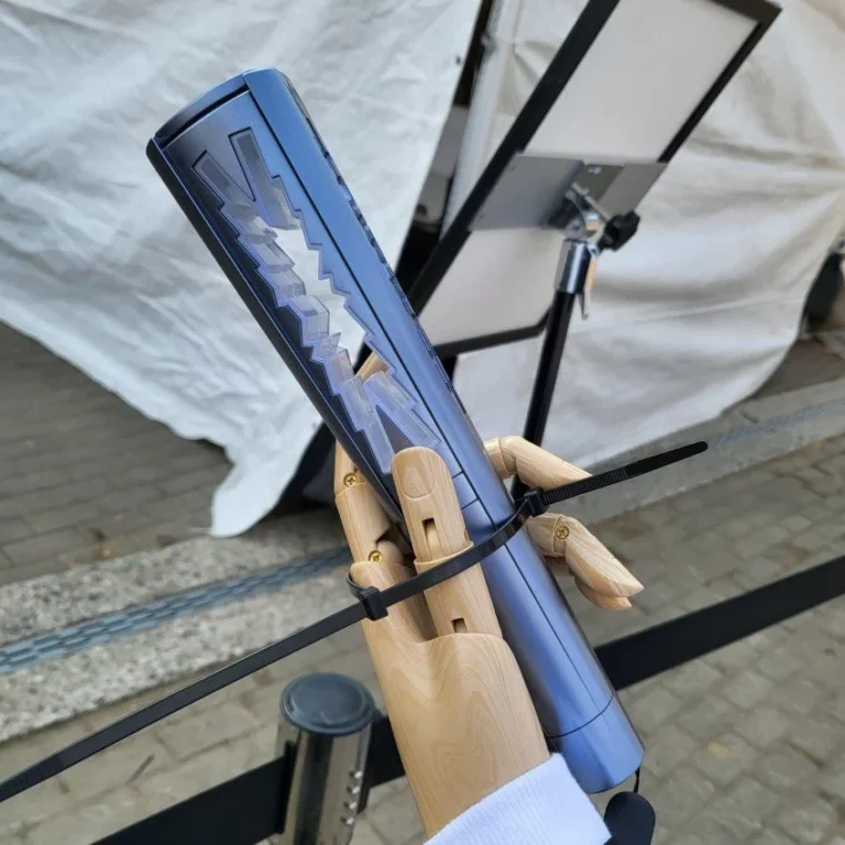 Netizens talk about what LE SSERAFIM's official lightstick looks like in real life