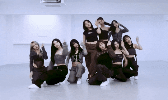 "They have no dance holes" Netizens praise TWICE's dancing skills after watching "MOONLIGHT SUNRISE" choreography video
