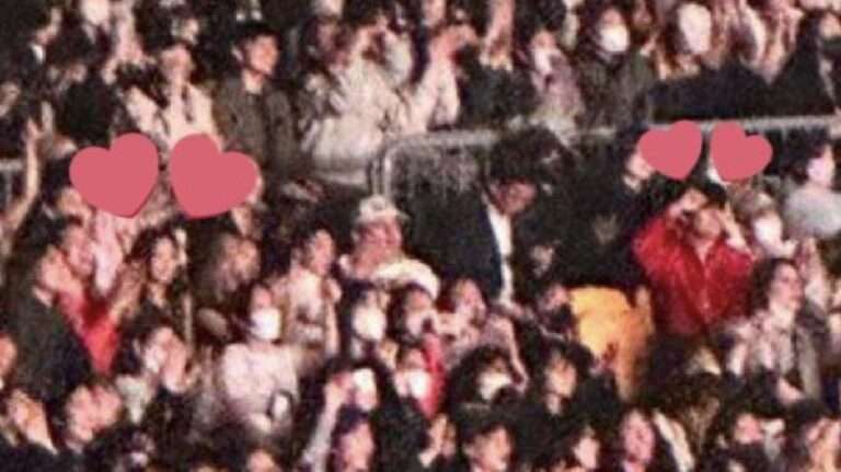 Wow, V and Jennie sit closer together than I thought