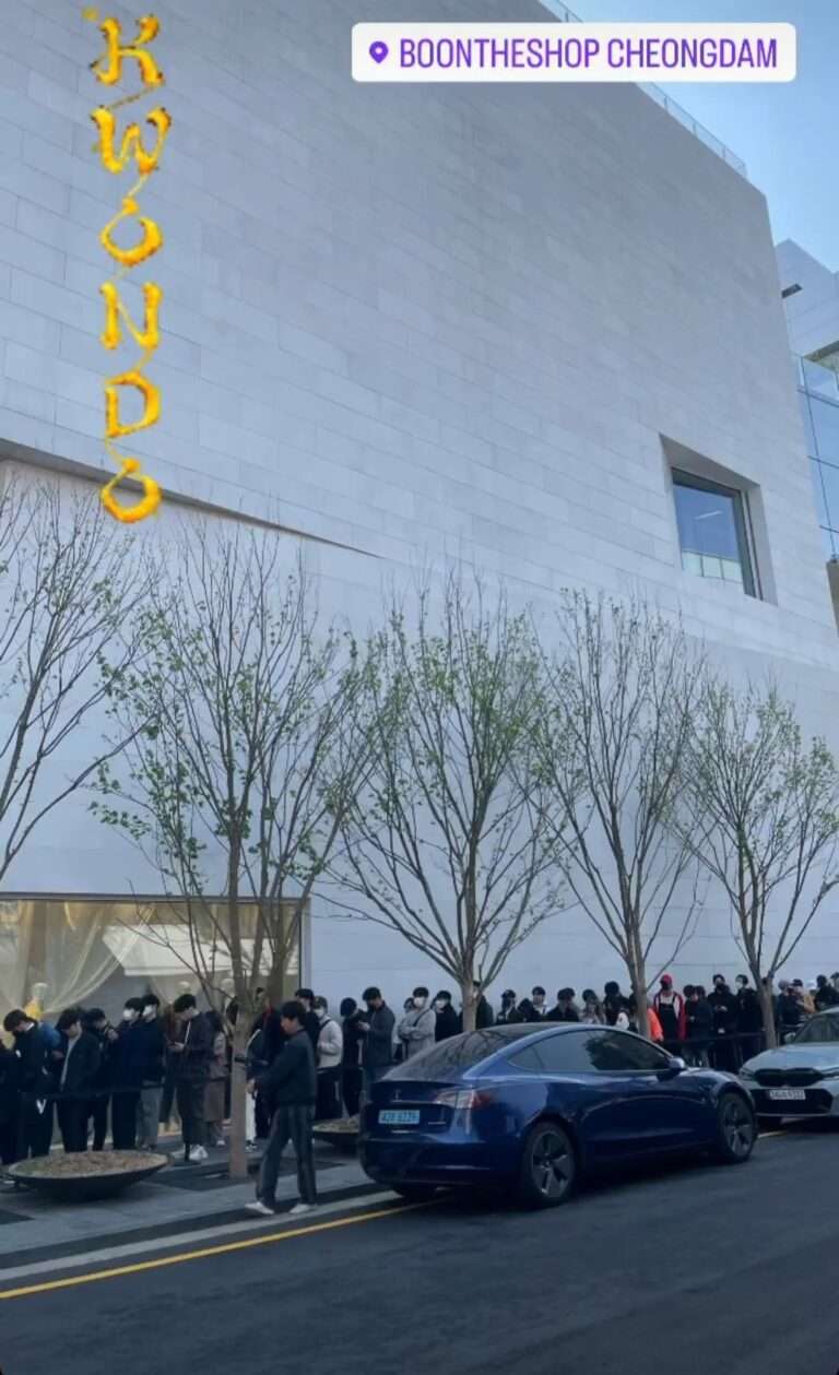 Koreans line up in front of Big Bang G-Dragon's pop-up shop Kwondo