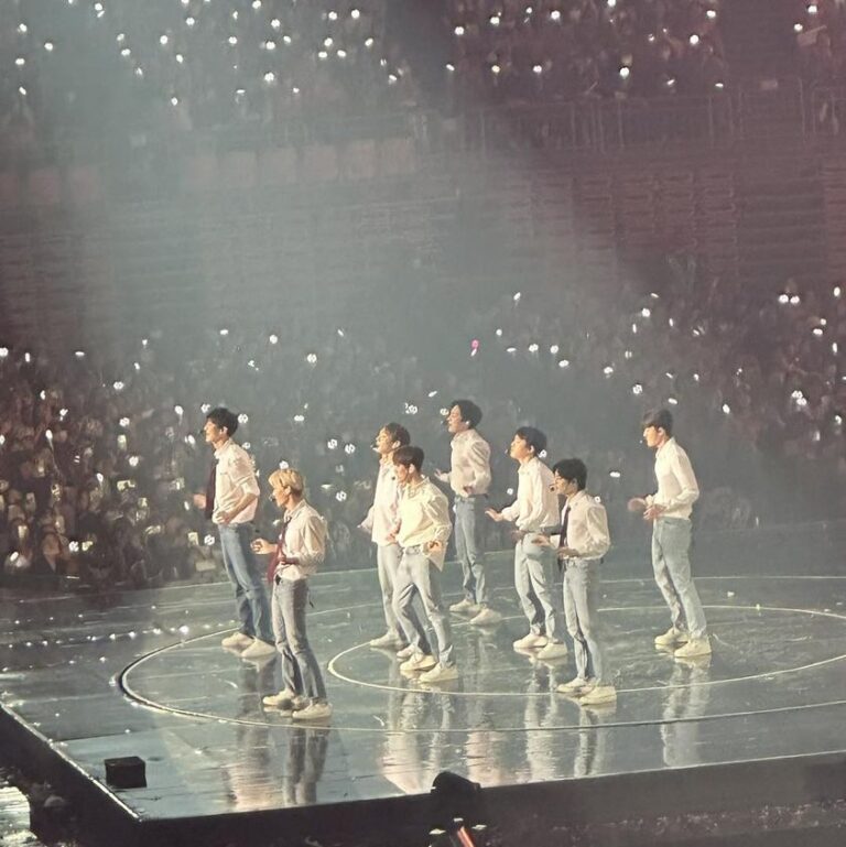 Netizens praise EXO for performing 'Love Me Right' live today