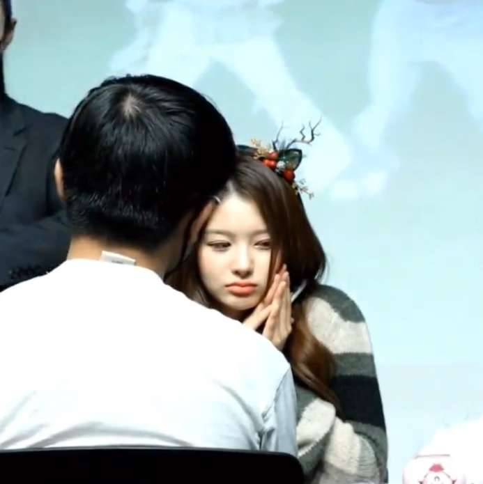 Sullyoon cried when the male fan asked her to "explain why she didn't look into his camera"