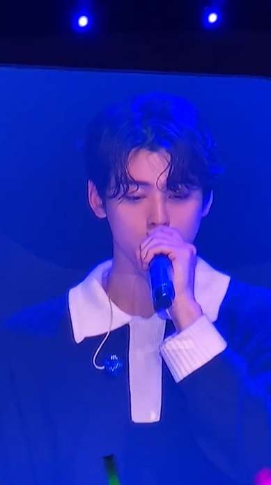 Cha Eunwoo in tears while singing at the event in Thailand