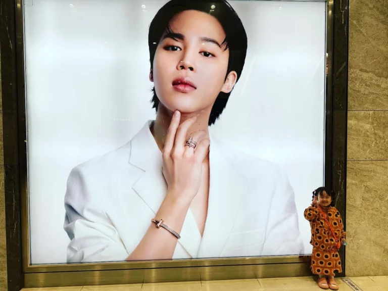 Haha's daughter Song-yi took a picture in front of BTS Jimin's Tiffany & Co billboard