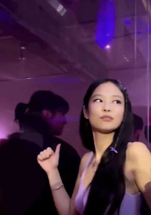 Is this Jungkook standing behind Jennie?