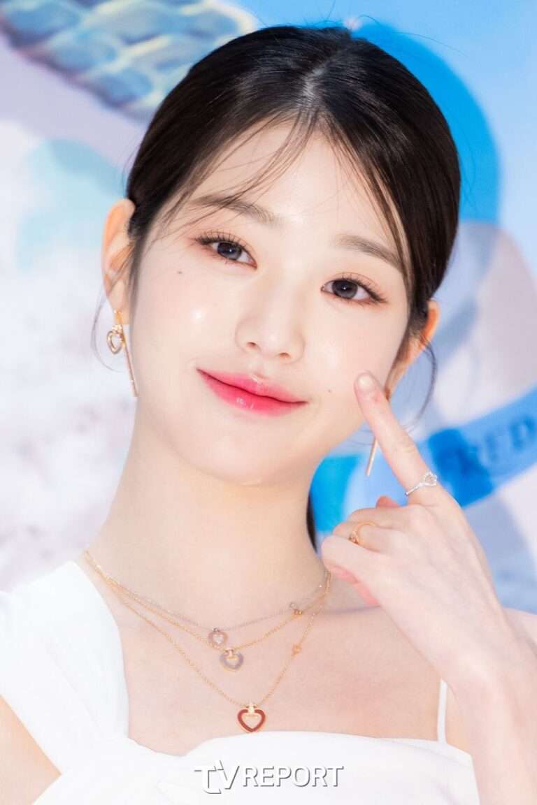 Jang Wonyoung's journalist pictures at the Fred pop-up event today are legendary