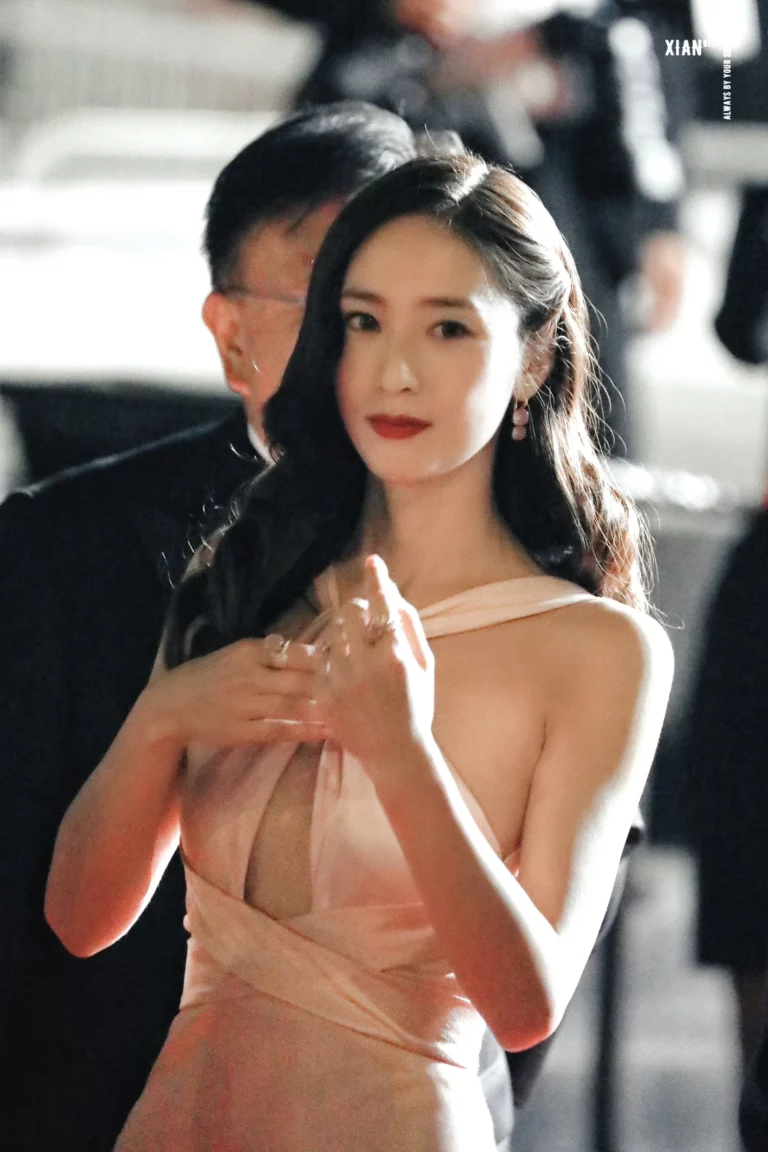 Krystal looks like a classic actress on the red carpet of the Cannes Film Festival
