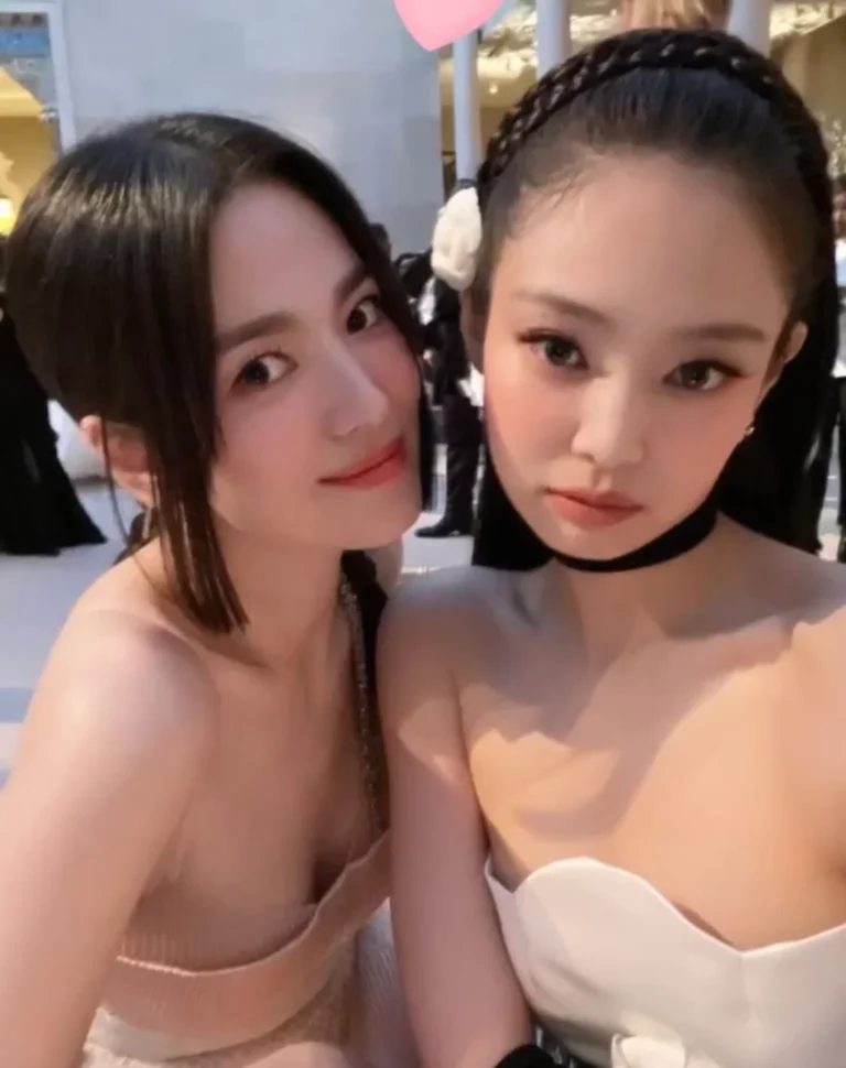 Song Hye Kyo and Jennie took a selfie together at the Met Gala
