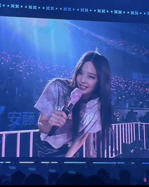 Netizens talk about how Jennie looks with colorful makeup on the 2nd day of the concert in Japan