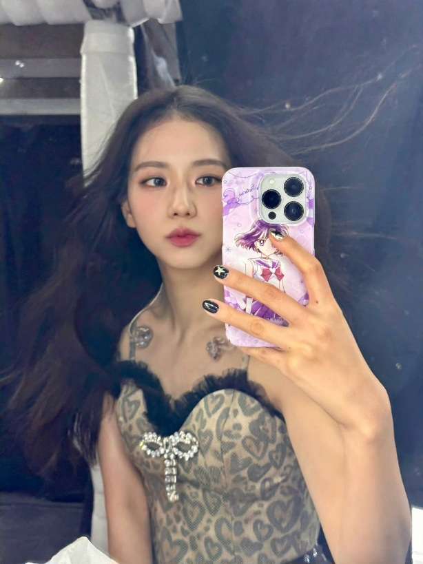 Netizens defend BLACKPINK Jisoo under a post about her recent face ...