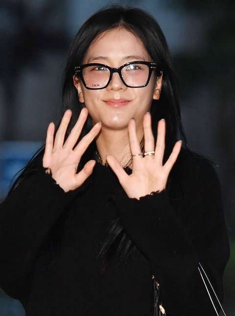 Netizens defend BLACKPINK Jisoo under a post about her recent face