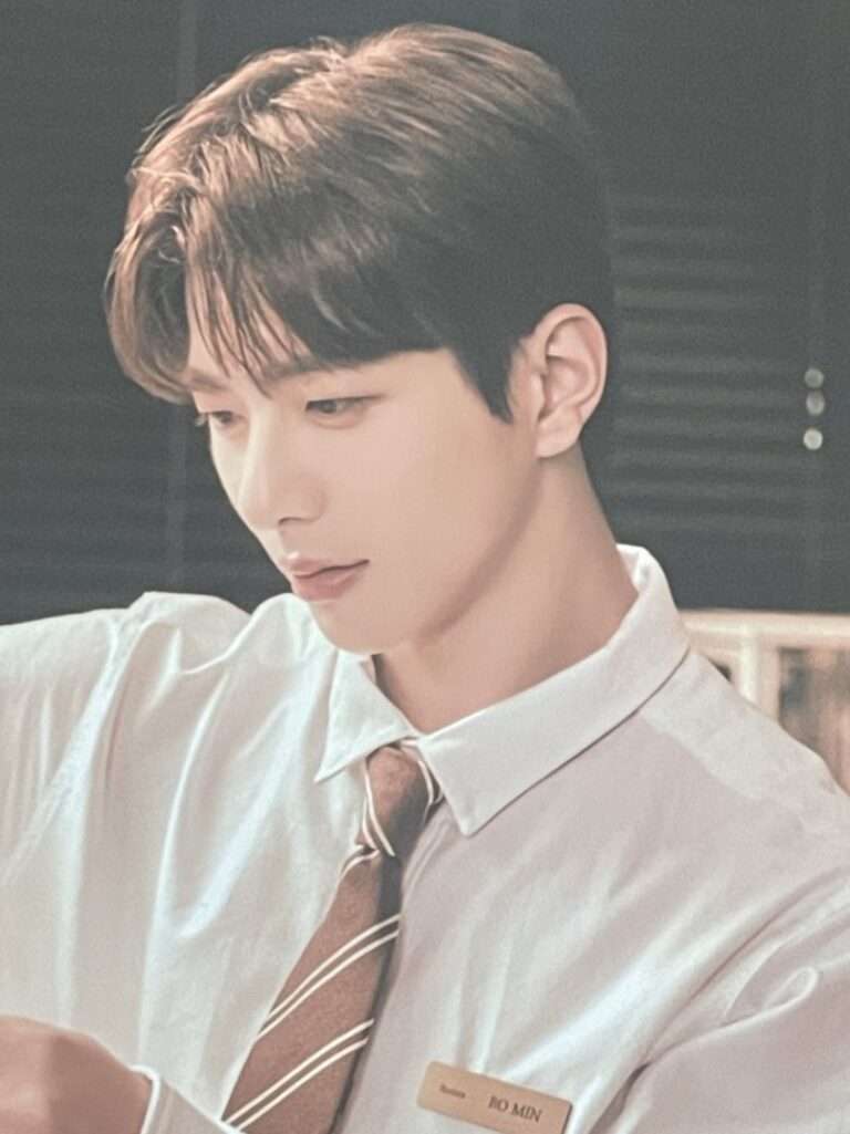 The picture in Luda's room is Golden Child Bomin, not Kang Daniel