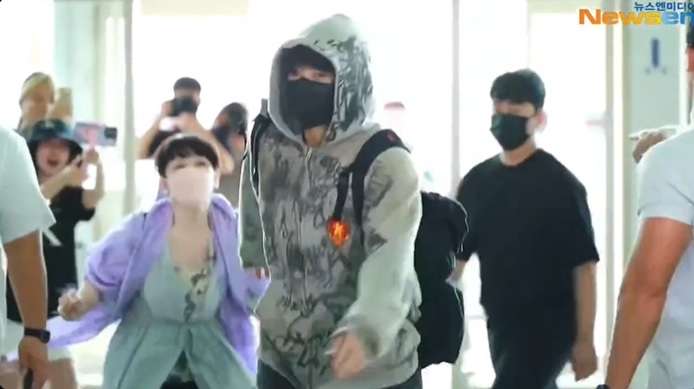 A fan (?) rushed toward BTS Jungkook at the airport today